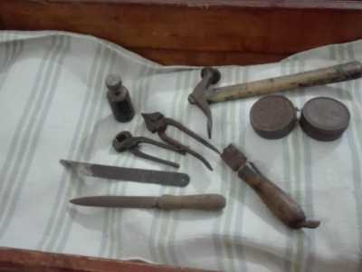 Passiamo ora al calzolaio, che si serviva di tenaglie, lime, raspe, chiodini e coltelli